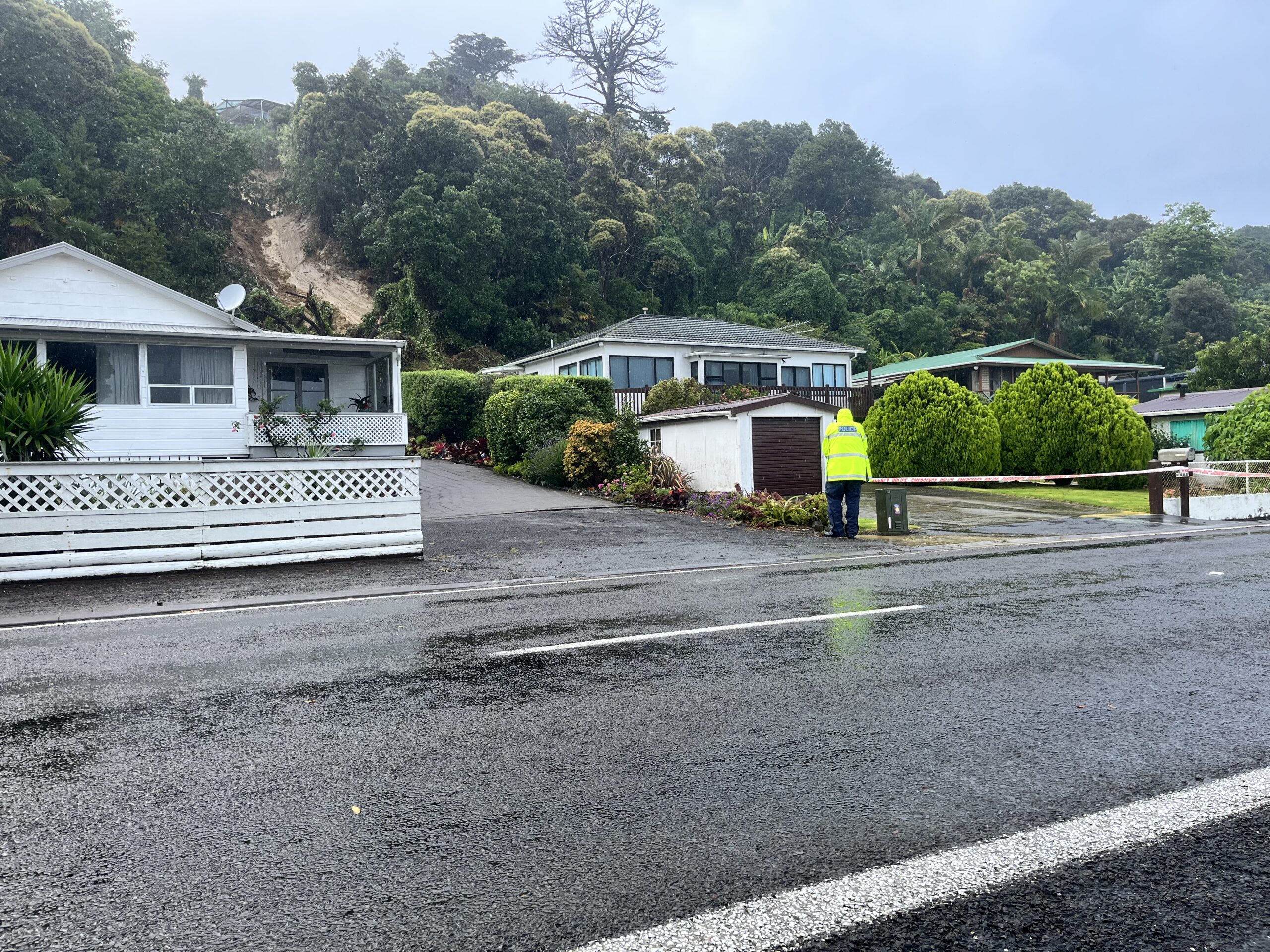 You are currently viewing Slip threatens Thornton Bay houses