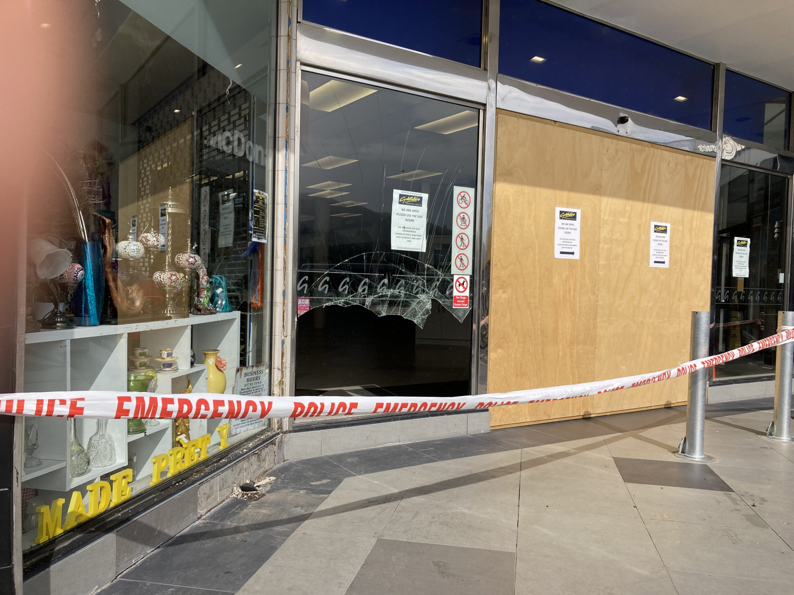 You are currently viewing Police investigate ram raid at Thames shopping centre
