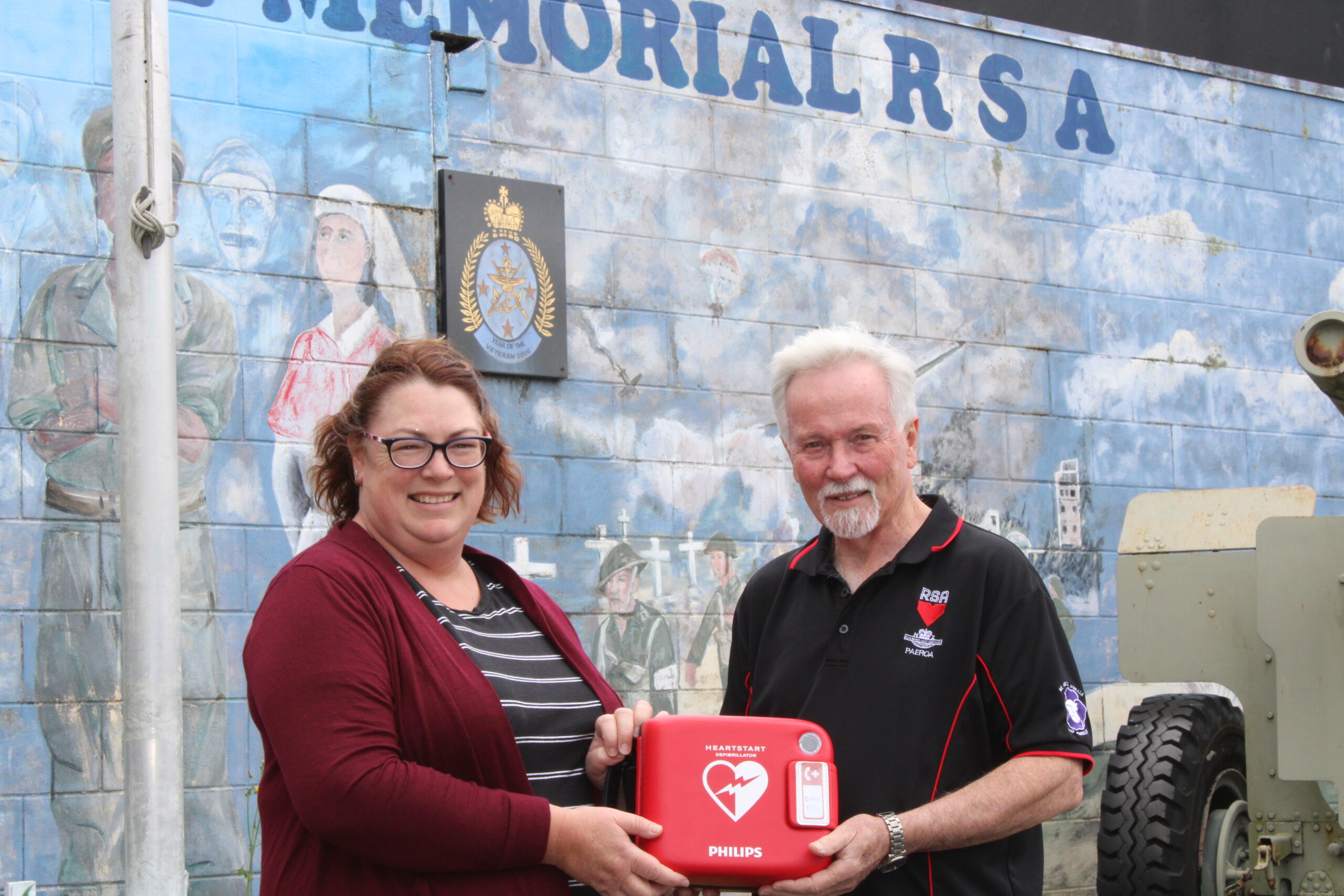 You are currently viewing St John donates AED to RSA