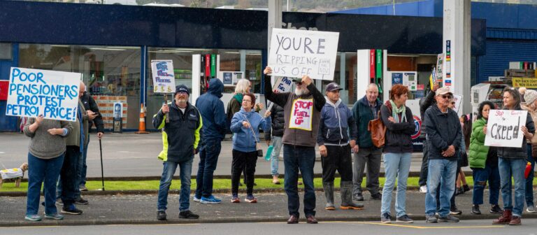 Read more about the article Protesters on parade over Thames petrol prices