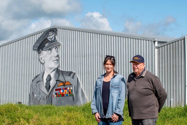 Read more about the article Sir Keith mural wings into Thames airfield