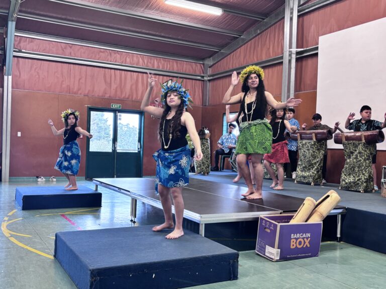 Read more about the article Cook Island group visits Matatoki School