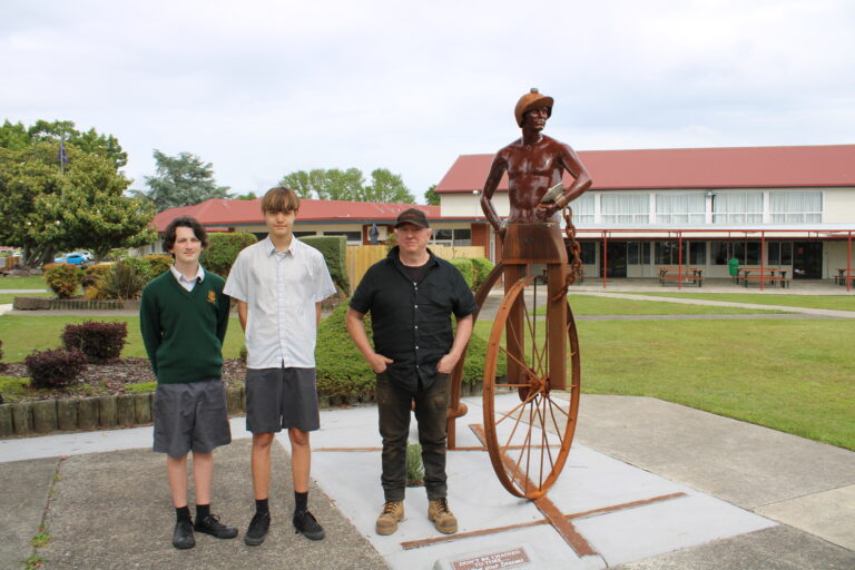 Read more about the article Sculpture encourages people to ‘follow your dreams’